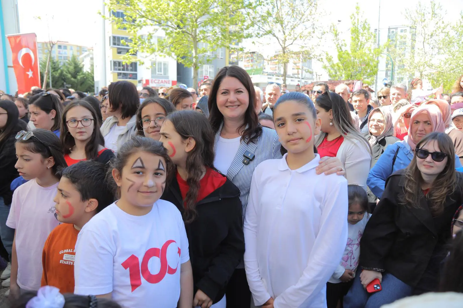 EDİRNE BELEDİYESİ 23 NİSAN ŞENLİĞİ RENKLİ GÖRÜNTÜLERE SAHNE OLDU galeri görseli